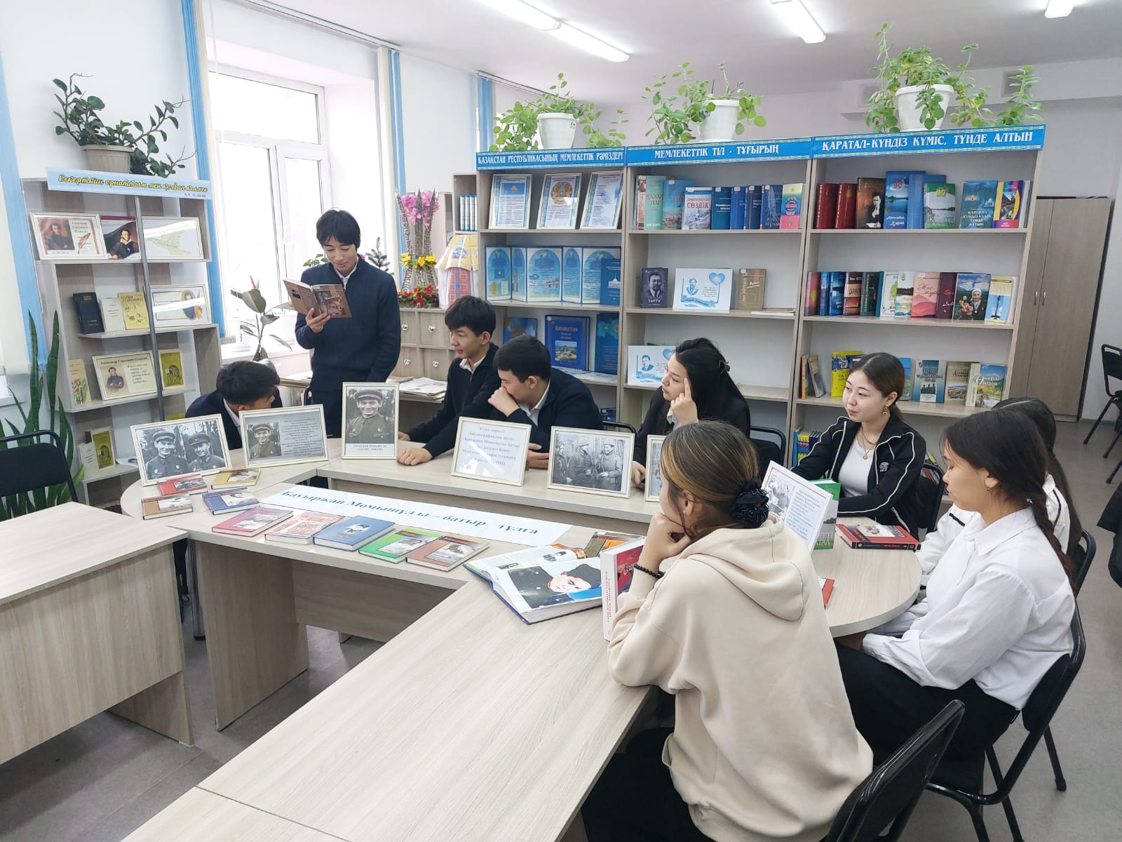 "Ұшқан ұя" повесі бойынша кітап көрмесі